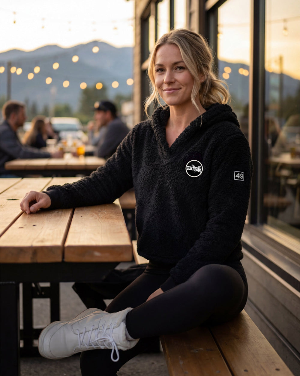 Tuntuvak Inua Dreamfleece Crop Hoodie